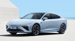 2024款哪吒S对比零跑C01，轿跑顶流与增程新秀的实力较量