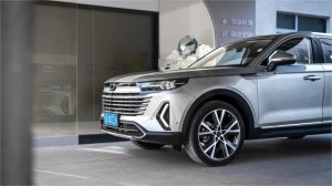 这辆中大型SUV，不仅配置高，轴距更是达到了2870mm