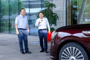 曾毓群体验问界M9 2025款：智能辅助驾驶堪比20年老司机